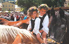 Kinderland Bayern: Kinder auf Pferderücken